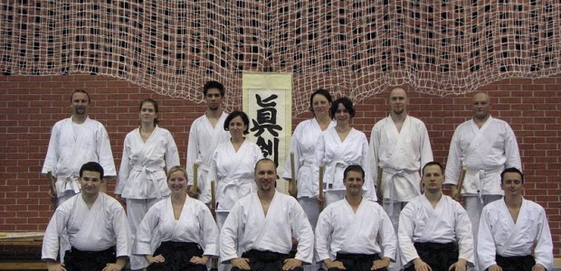 Kedves Tanítványok! A Kaze no Hashi (Szél hídja) dojo elköltözött a Teremből. Jelenleg kisebb terembe költöztünk, viszont nincs középen oszlop és nincs a szomszéd edzőteremből beszűrődő hangos zene sem. Az […]