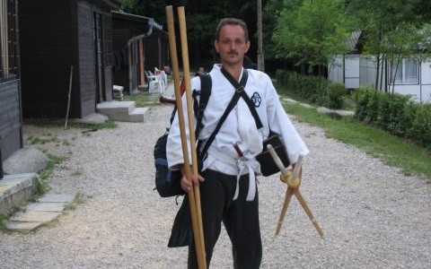 Tisztelt Shinkendokák! 2015. november 22-én (vasárnap) Bo és Tanto szemináriumot tartunk Tatabányán, Sziklai Ferenc mester vezetésével. Helyszín: Tatabánya, Ságvári Endre út 18. (most Szent Borbála út), a Tűzoltóság tornatermében, Időpont: […]